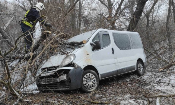 На Гайсинщині Opel злетів у кювет - пасажира госпіталізували в лікарню