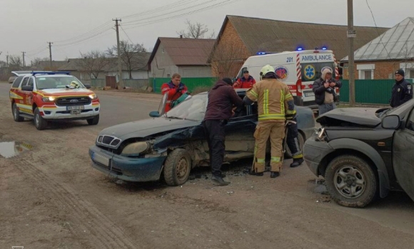 На Гайсинщині рятувальники витягли з понівеченої автівки жінку