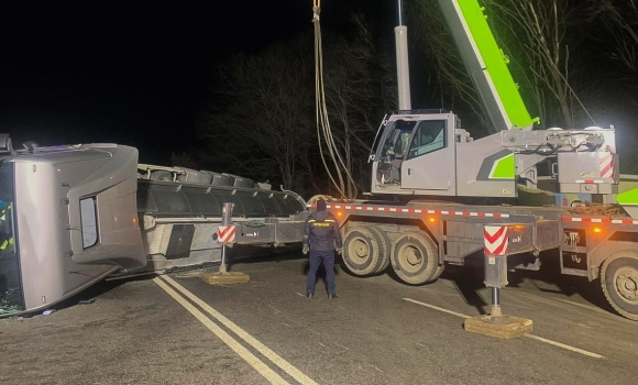 На Гайсинщині вантажівка перекинулася на бік та перекрила рух автошляхомНа Гайсинщині вантажівка перекинулася на бік та перекрила рух автошляхом