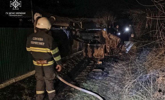 На Гайсинщині згорів автомобіль - в салоні машини знайшли мертву людину