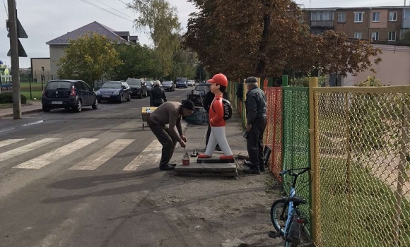 На Калинівщині біля навчальних закладів встановили фігурки школярів