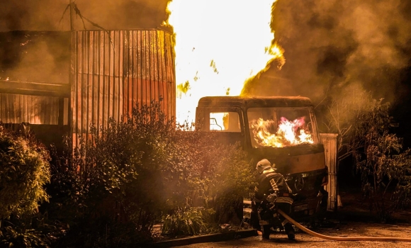 На Літинщині сталася масштабна пожежа - згоріло приміщення з вантажівкою та холодильниками