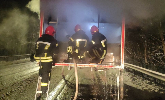 На Львівському шосе у Вінниці горіла вантажівка з посилками