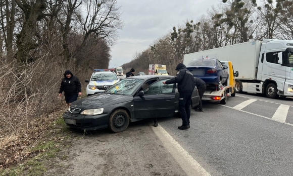 На Немирівщині автівка, в салоні якої було двоє діток, злетіла в кювет