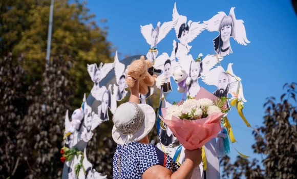 На площі Перемоги вшанували пам’ять загиблих під час ракетного удару 14 липня 2022 року