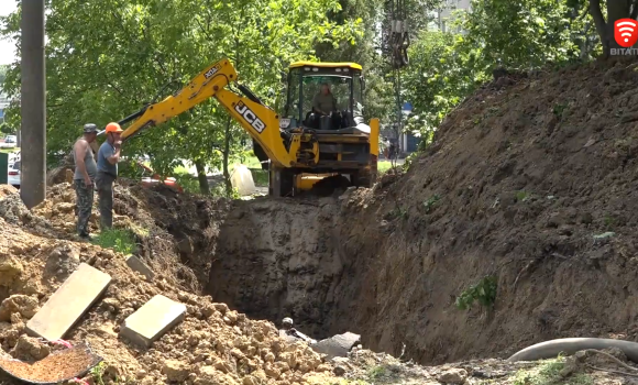 На проспекті Юності у Вінниці замінюють 16 метрів труби на водогоні