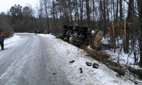 На Рівненщині після аварії перекинулась вінницька вантажівка