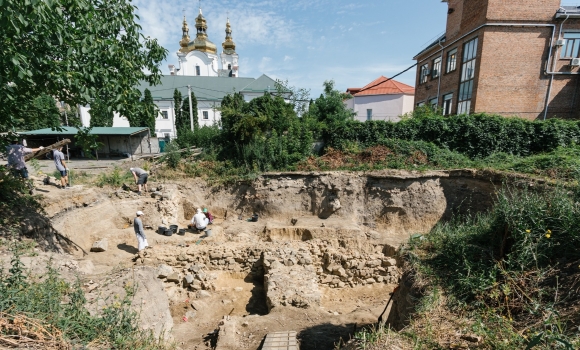 На території головного собору Вінниці тривають археологічні дослідження