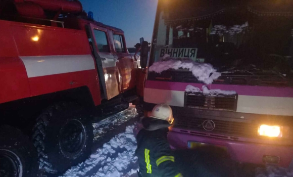 На трасах Вінниччини два рейсових автобуси загрузли у снігових заметах