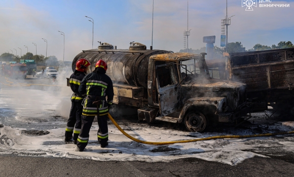 На в'їзді у Вінницю зіштовхнулись та загорілись молоковоз та вантажівка