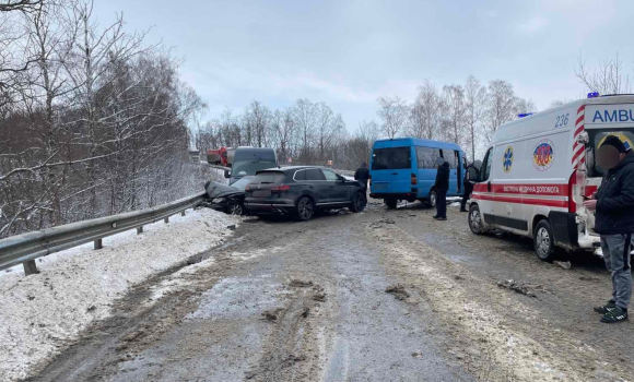 На виїзді з Гайсина на трасі зіткнулись кілька авто - рух ускладнений