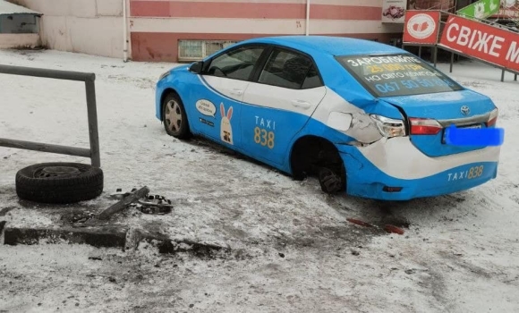 На виїзді з Вінниці таксист розтрощив захисне металеве огородження