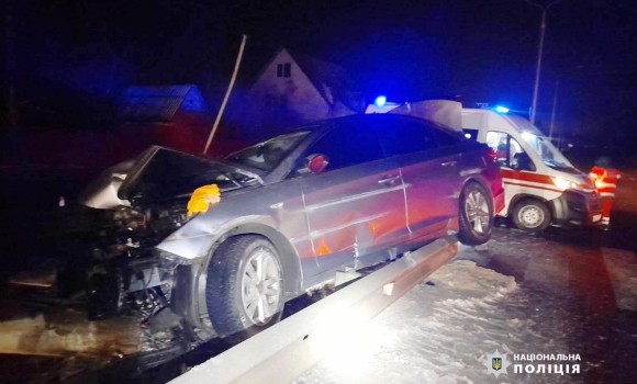 На виїзді зі Стрижавки «HYUNDAI» наїхав на відбійник і влетів у опору