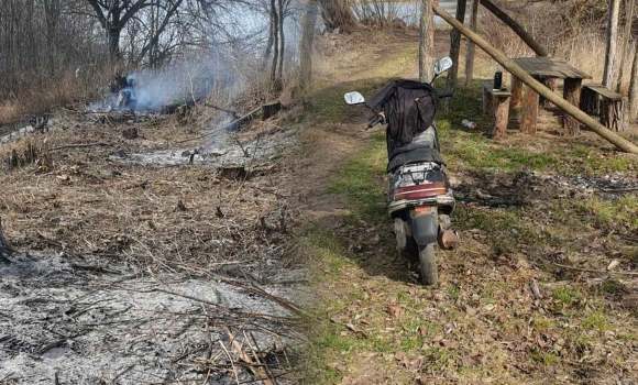 На Вінниччині палій трави так тікав від інспекторів, що аж покинув скутерНа Вінниччині палій трави так тікав від інспекторів, що аж покинув скутер