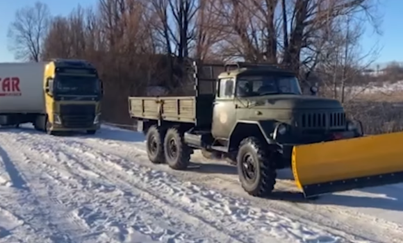 На Вінниччині відбуксирували вантажівки, які загрузли на трасі