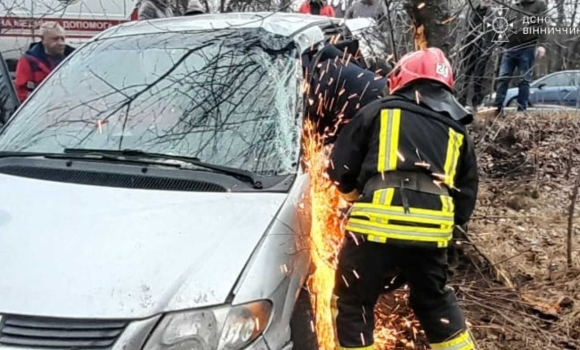 На Вінниччині автомобіль Dodge з’їхав у кювет – водій опинився в металевій пастці