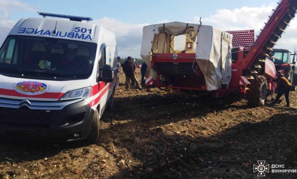 На Вінниччині чоловіка затисло у вальці комбайна