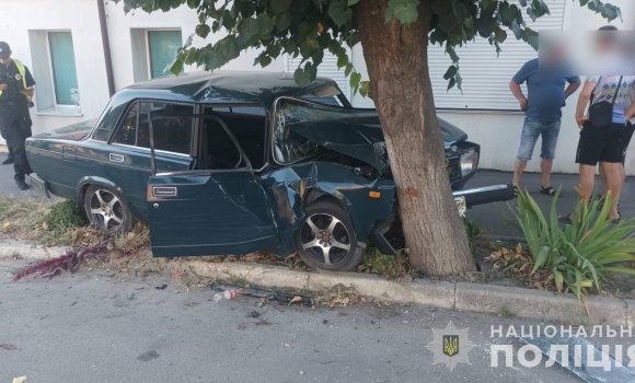 На Вінниччині легковик зіткнувся з деревом - трьох пасажирів госпіталізували