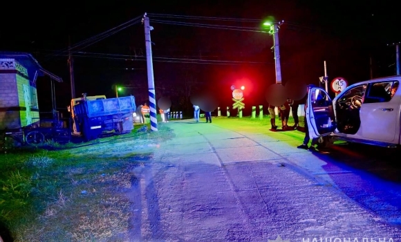 На Вінниччині п'яний водій виїхав вночі на залізничний переїзд - загинула пасажирка