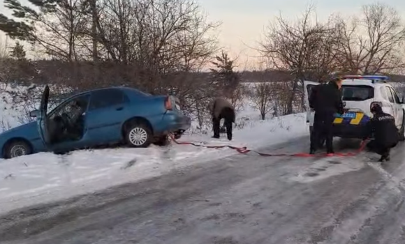 На Вінниччині поліцейські допомогли витягнути авто, яке з’їхало в кювет