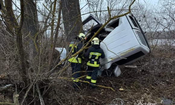 На Вінниччині рятувальники діставали водія з понівеченого у ДТП «Сітроена»