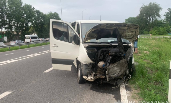 На Вінниччині водій мікроавтобуса розтрощив стовп на “острівці безпеки”