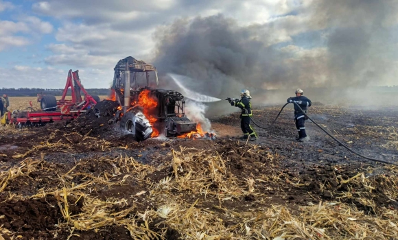 На Вінниччині загорівся трактор під час виконання робіт в полі