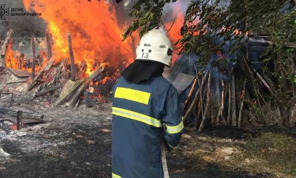 На Вінниччині згоріли комбайн, літня кухня та піднавіс із сіном