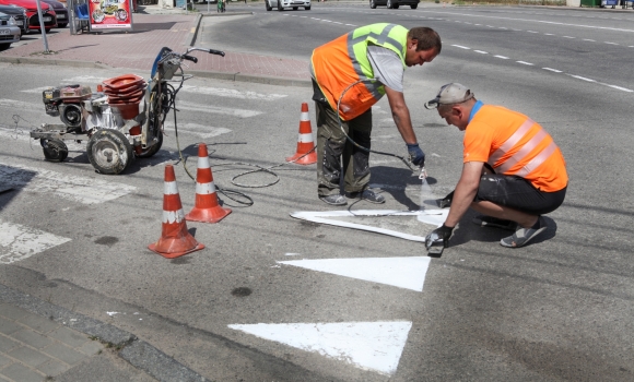 На вулицях Вінниці продовжують відновлювати дорожню розмітку