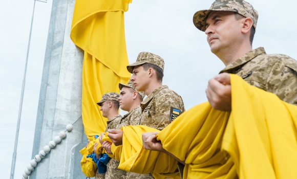 На Замковій горі у Вінниці підняли найбільший у місті прапор