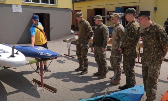 Нацгвардієць Віктор Гуцалюк навчає побратимів веслувальному спорту