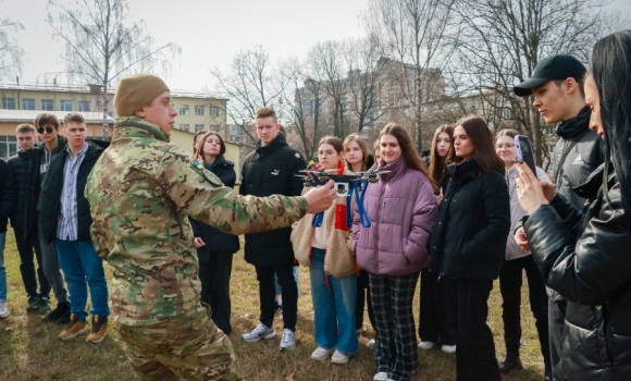 Нацгвардійці провели "Урок мужності" для вінницьких школярівНацгвардійці провели "Урок мужності" для вінницьких школярів