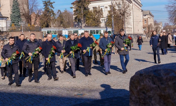 Напередодні дня народження Тараса Шевченка у Вінниці поклали квіти до пам’ятника Кобзарю