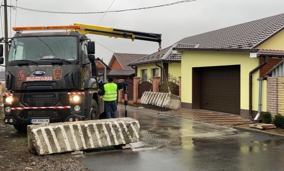 Незаконно встановлені обмежувачі руху демонтують у Вінниці