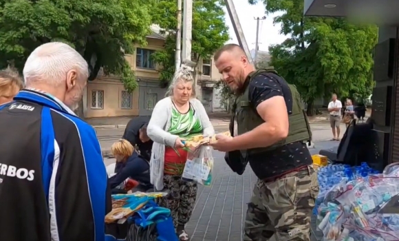 Окупанти атакували Херсон під час евакуації людей: є поранені