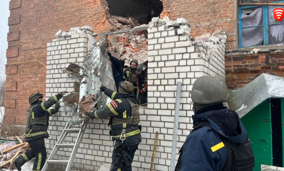 Окупанти вдарили по житловому будинку в Куп'янську: є загибла та поранені