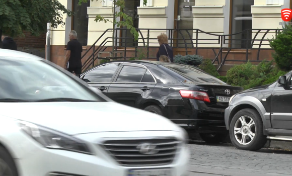 Парковка на ділянці дороги між Театральною та Хлібною у Вінниці відтепер заборонена