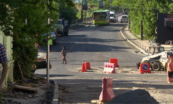 Перехрестя біля Староміського мосту перекриють: як курсуватиме транспорт