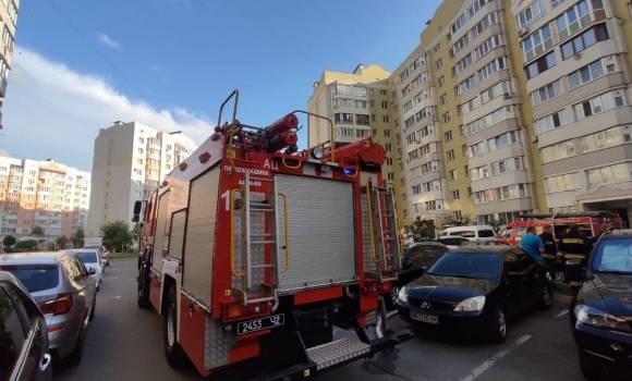 На Вишеньці у двох багатоповерхівках гасили пожежі в квартирах