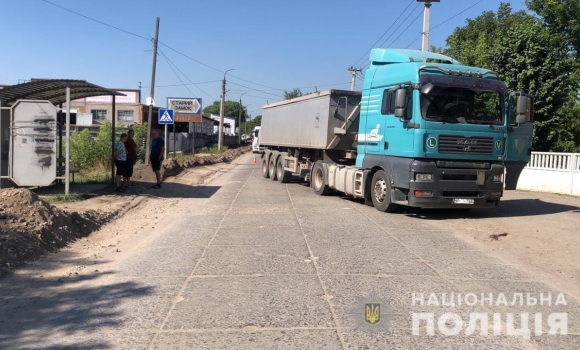 В Гнівані велосипедистка потрапила під колеса вантажівки: жінка померла у лікарні