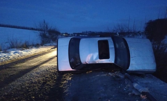 Під Баром 63-річний водій не впорався з керуванням, 18-річна пасажирка у лікарні