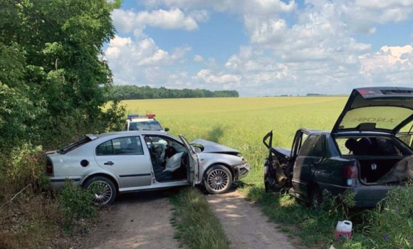 Під Погребищем на сільській грунтовці не розминулись Chery Amulet та Skoda