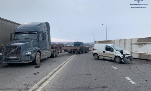 Під Вінницею з вантажівки зірвався контейнер і “пом'яв” зустрічний Fiat