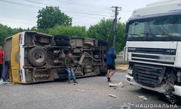 Під Вінницею автобус зіткнувся з вантажівкою - 11 пасажирів травмовані