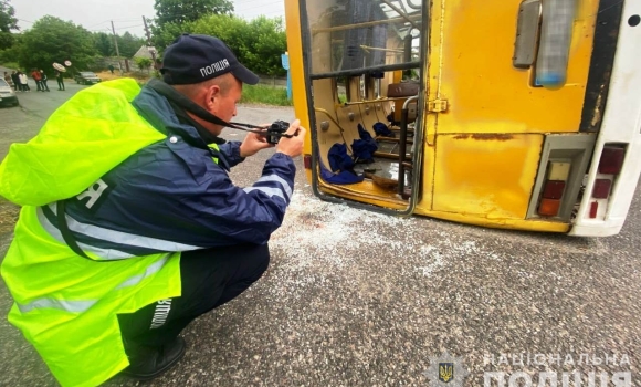 Під Вінницею п'яний водій автобуса в'їхав у вантажівку - постраждали 11 пасажирів