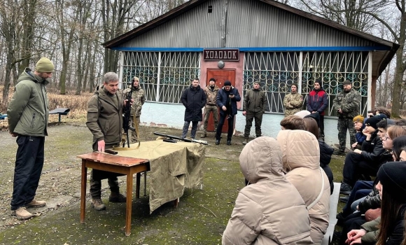 Підлітків в Крижополі навчали поводитися зі зброєю та основ самооборони