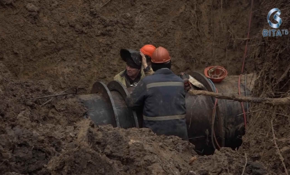 Пів міста залишилось без води_ у Вінниці ліквідовують наслідки аварії на магістральному водогоні