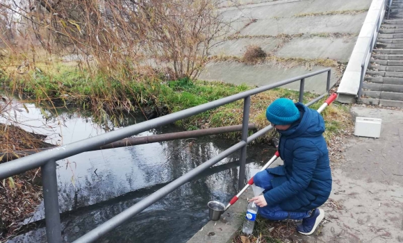 Південний Буг у центрі Вінниці вкрився маслянистими плямами