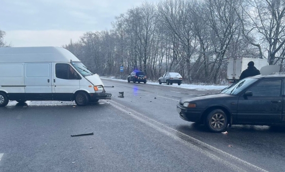 Поблизу Калинівки зіткнулися Ford та Mazda: постраждала пасажирка