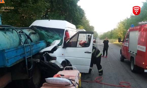 Поблизу села Плисків зіткнулися автівки ГАЗ та Мерседес Спринтер